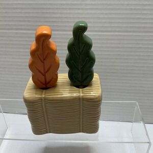 Leaf Design Cheese/Butter Spreaders Set With‎ Ceramic Straw Bale Holder